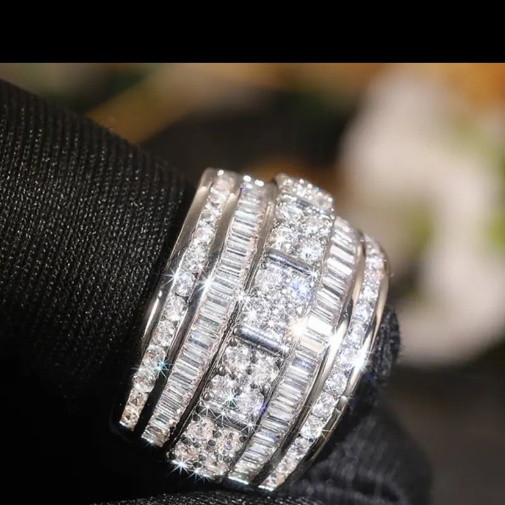 Elegant Silver Women's Ring - Picture 2 of 5
